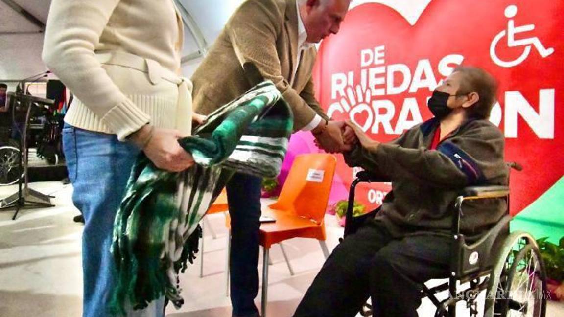 Román Alberto Cepeda González entrega 300 sillas de ruedas