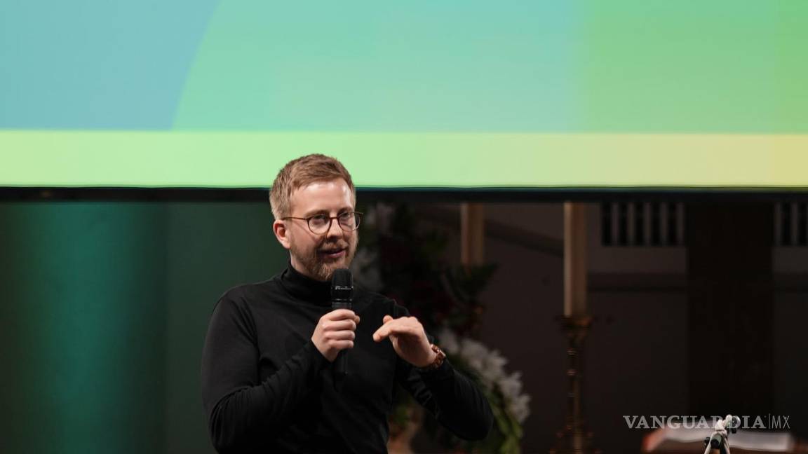 $!Jonas Simmerlein, teólogo y filósofo de la Universidad de Viena en Austria, frente a un eslogan que dice “El momento es ahora” en Nuremberg, Alemania.