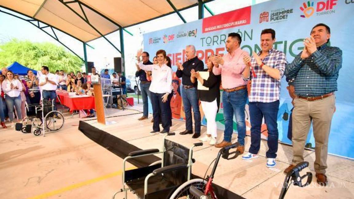 Alcalde de Torreón inaugura techumbre y lleva brigada a la colonia Monterreal