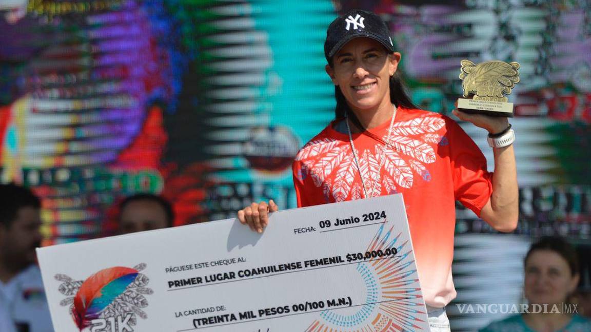 $!Argentina en el podio con su premio.