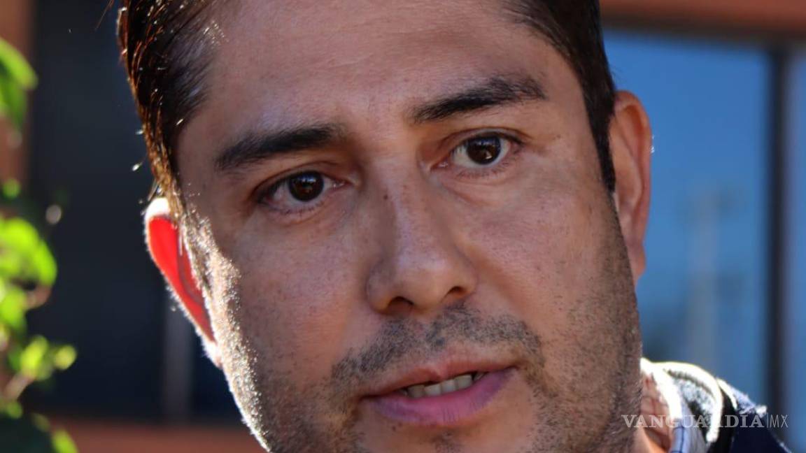 $!La cirugía se complicó debido al tiempo de espera, y el padre de Narro ahora enfrenta la necesidad de una nueva intervención.