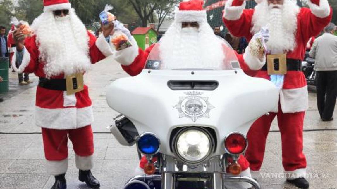 $!Los Santas Motorizados recorren las calles de Monterrey en un evento que ya se ha convertido en una tradición en estas fechas.