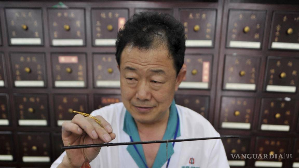 $!Un farmacéutico chino dispensa medicamentos tradicionales en Qingdao, sureste de China.