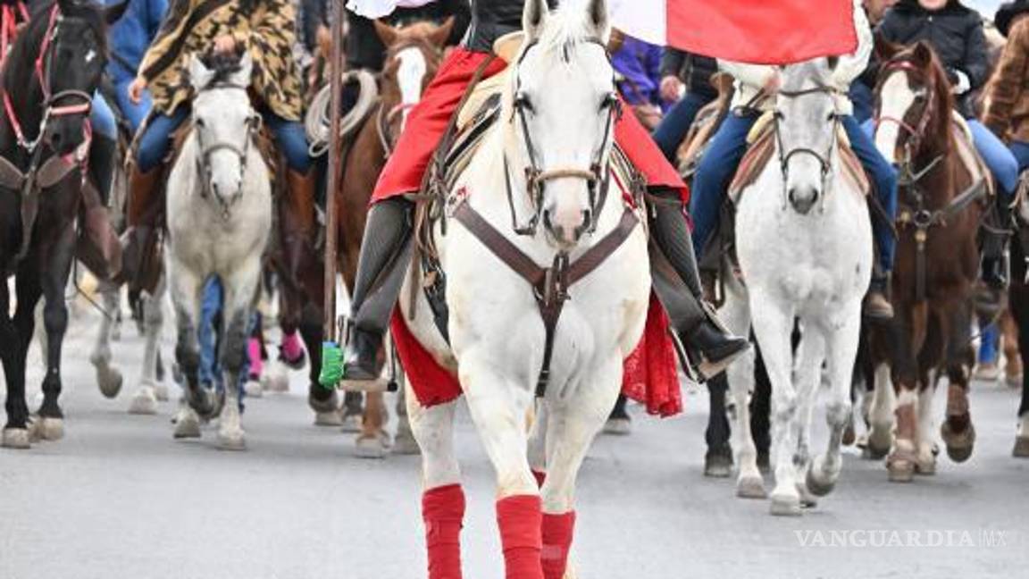 $!La tradicional cabalgata recorrió las calles del ejido 8 de Enero con una gran participación comunitaria.