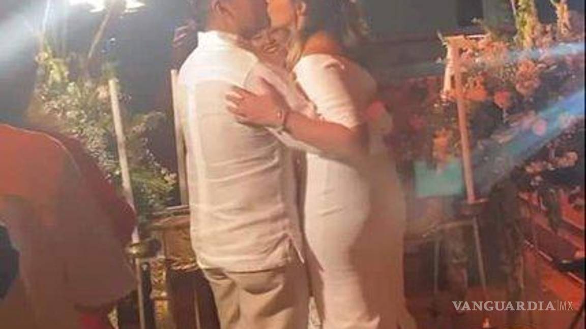 $!Eel síndico y su esposa posaron en una serie de fotografías en la terraza del Palacio Municipal.