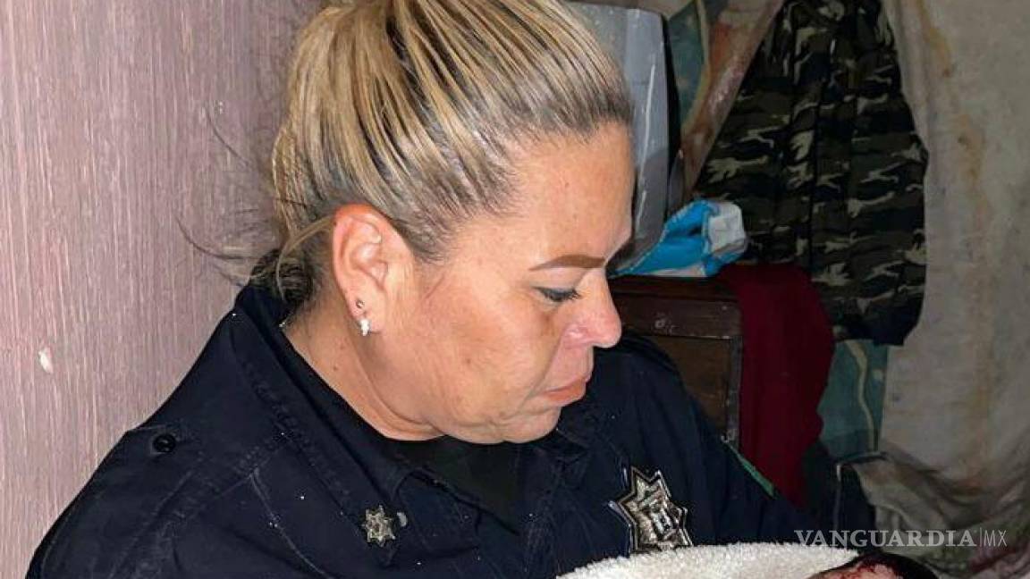 Policías de Torreón ayudan a mujer en labor de parto y alumbramiento