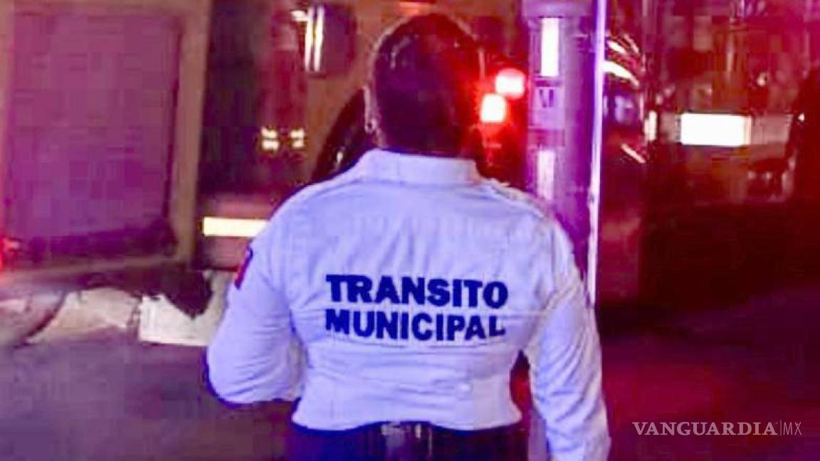 Agentes de Tránsito de Torreón frustran suicidio, hombre intentaba lanzarse de puente