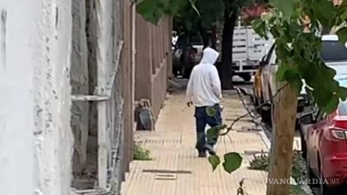 $!Al verse sorprendido el hombre sospechoso decide retirarse.