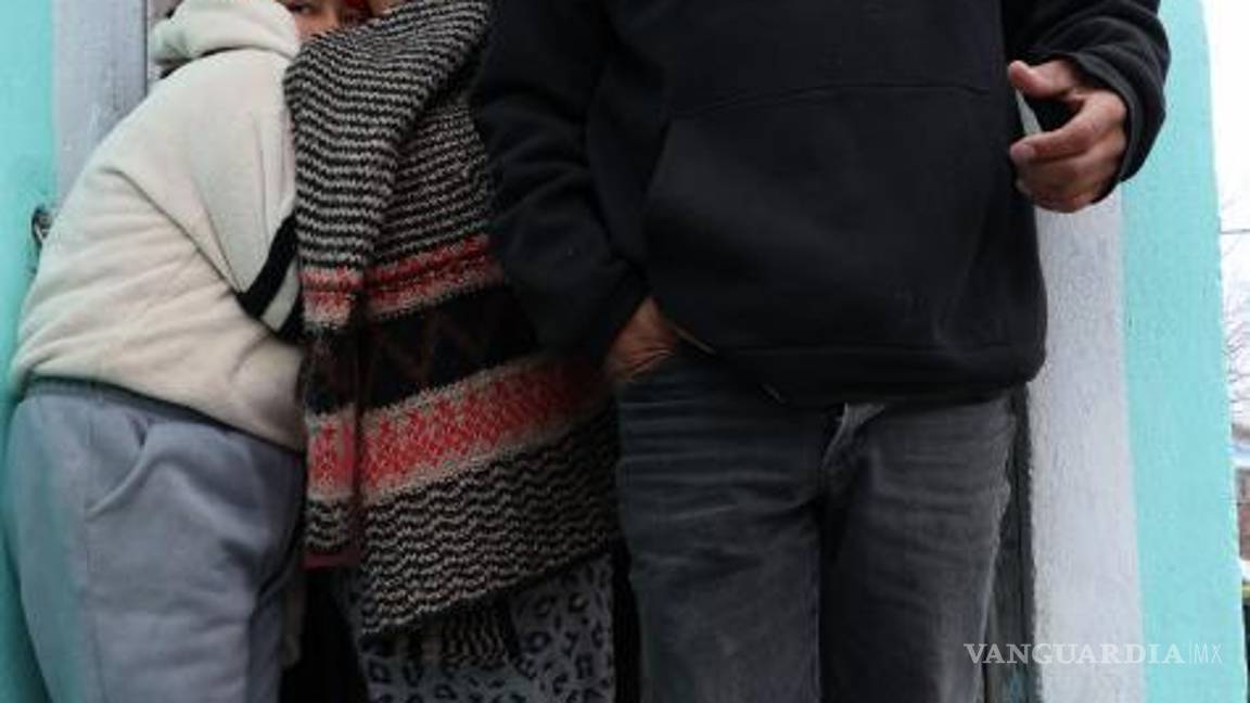 $!A pesar de las bajas temperaturas y la falta de ingresos, trabajadores ladrilleros se apoyan en la comunidad para sobrellevar la temporada invernal.