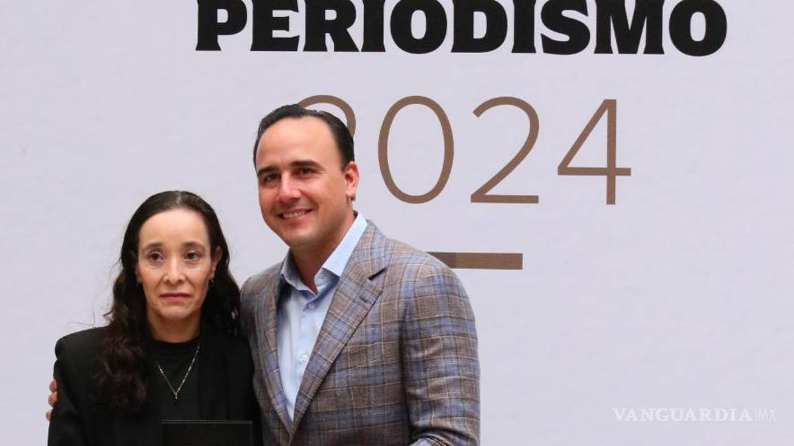 $!El gobernador Manolo Jiménez Salinas entrega el Premio Post Mortem a la familia de Edgar González, en reconocimiento a su destacada labor periodística.