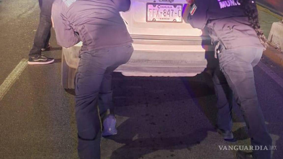 $!Los oficiales de Tránsito y Grupo de Reacción Sureste auxilian a un automovilista varado en una de las principales vías rápidas de Saltillo.