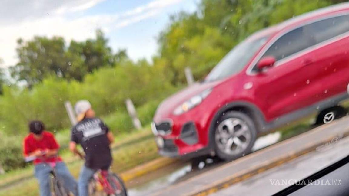 $!Ni los jovencitos ni la conductora cedían; los jovencitos estaban en su derecho, pues circulaban sobre el espacio exclusivo para ciclistas.