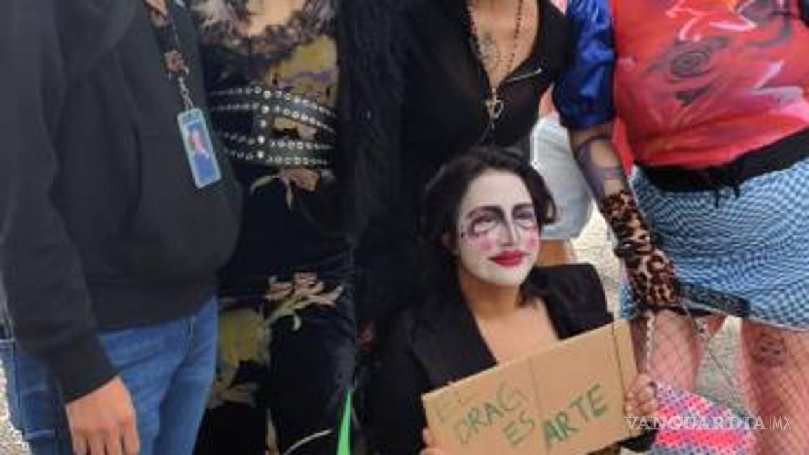 $!Integrantes de la comunidad LGBT+ acudieron a las instalaciones de Cintermex a manifestarse en contra de la Feria del Libro Monterrey 2023 que los censuró.