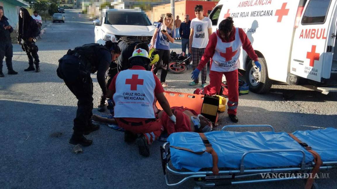 $!Paramédicos atendieron al motociclista en el lugar antes de trasladarlo al hospital.