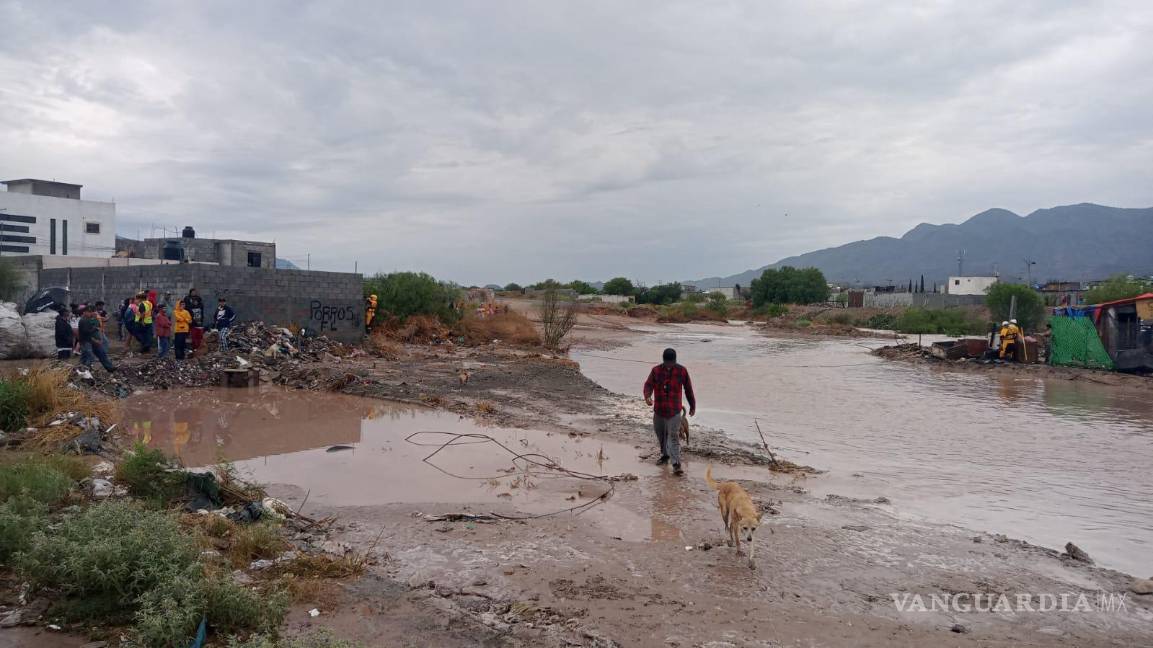 $!En la colonia La Florencia la corriente pluvial alcanzó niveles de riesgo.