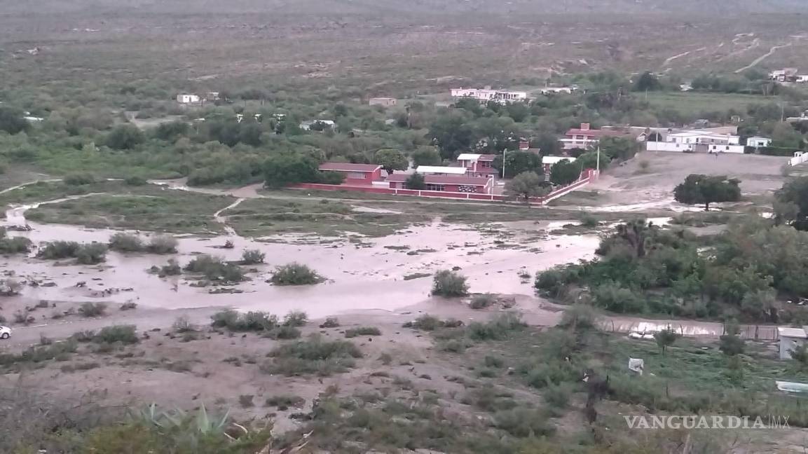 $!La escuela local en el ejido Huariche quedó completamente inundada, con el nivel del agua alcanzando metro y medio.