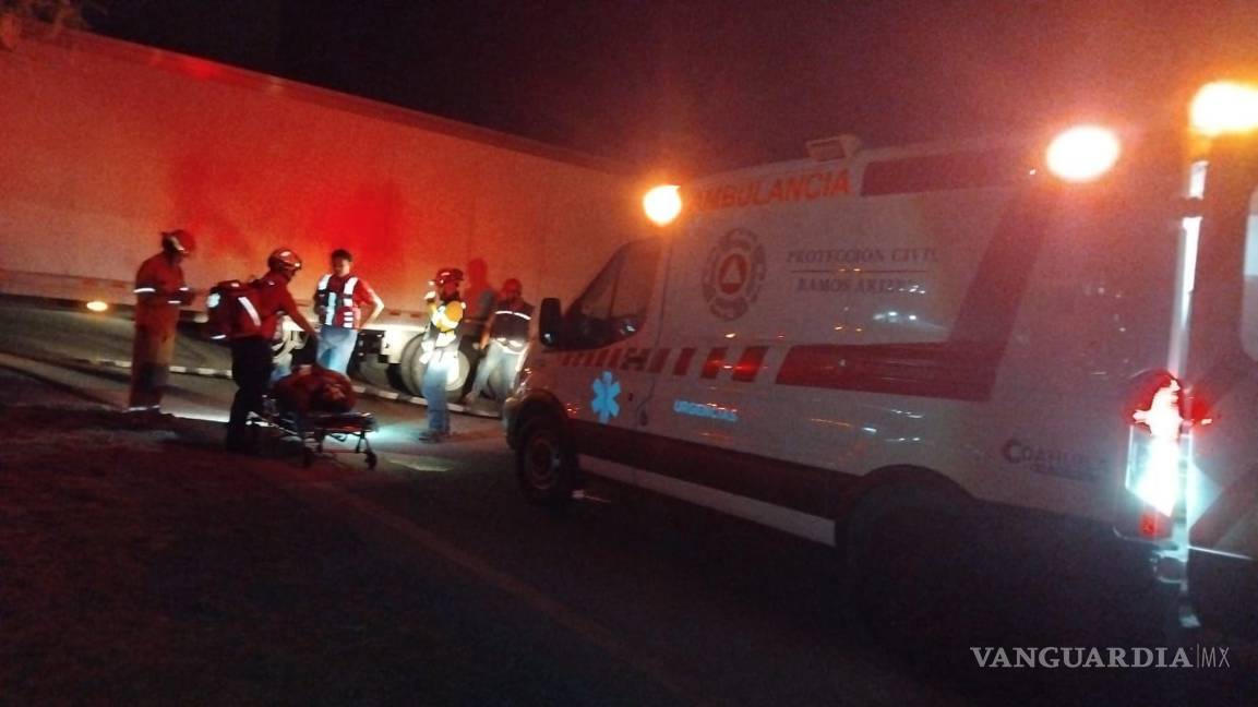 $!El conductor fue trasladado a la Clínica Número 2 del IMSS para recibir atención médica.
