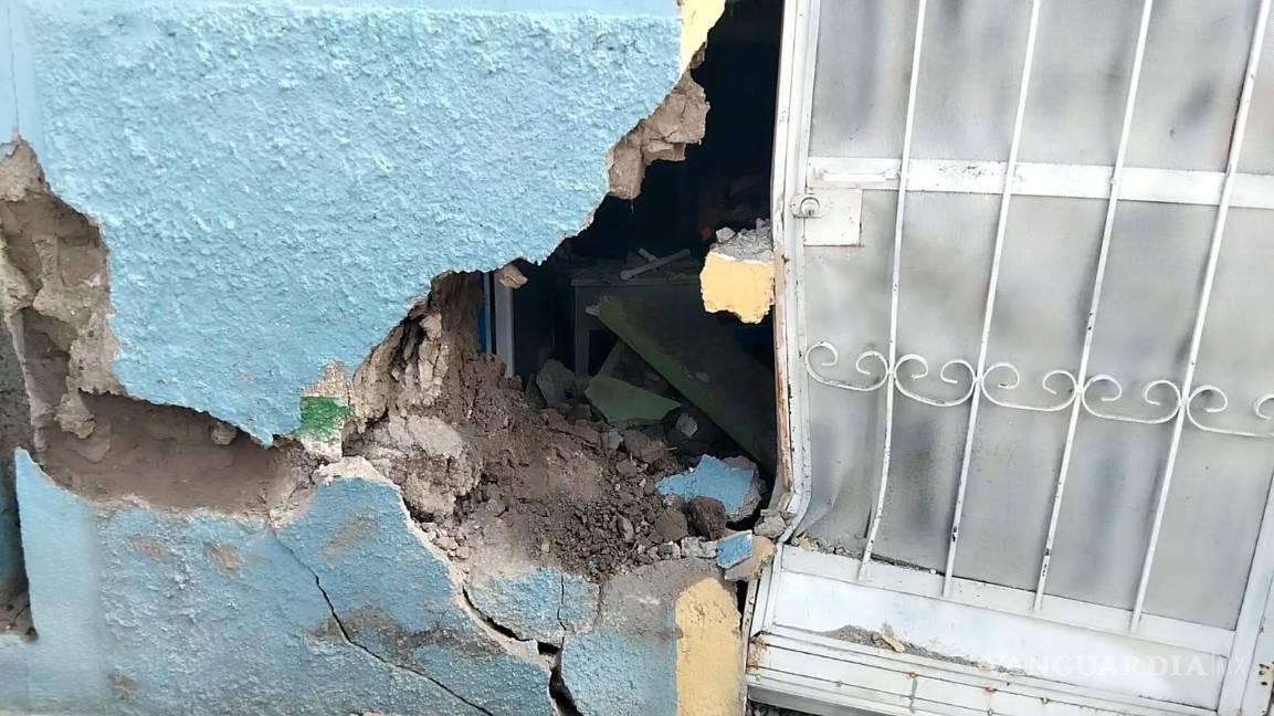 $!El automóvil quedó incrustado en la fachada de la vivienda, causando severos daños.