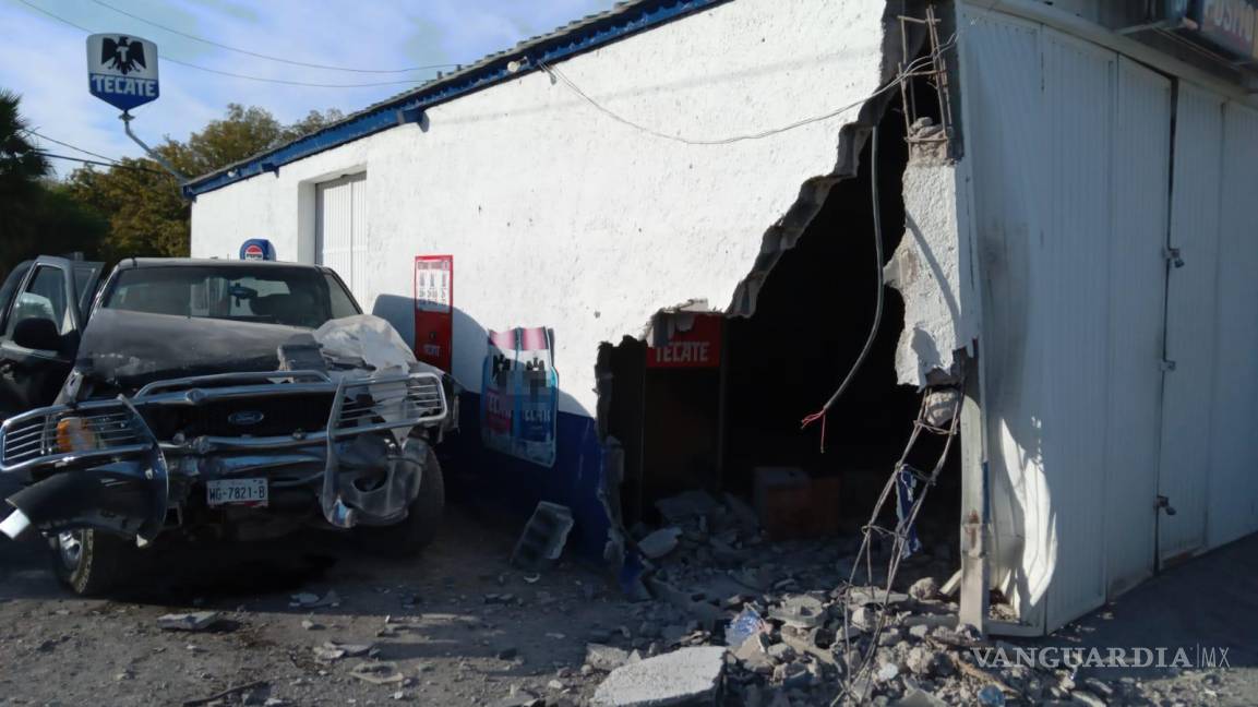 $!La camioneta Ford quedó con la parte frontal destrozada tras el impacto.