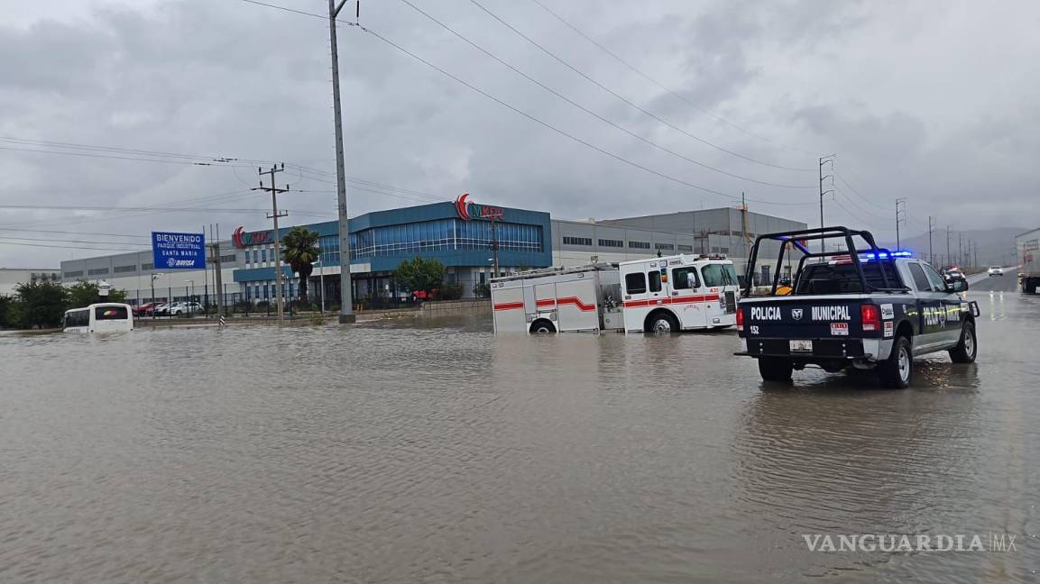 $!Personal de Protección Civil y Policía Municipal de Ramos Arizpe evacuaron a trabajadores atrapados.