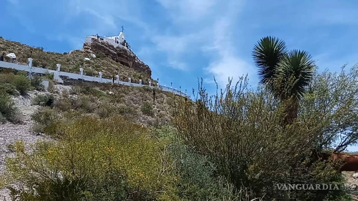 $!El acceso pavimentado, inaugurado en 2006, hoy contrasta con el deterioro de la plaza principal.