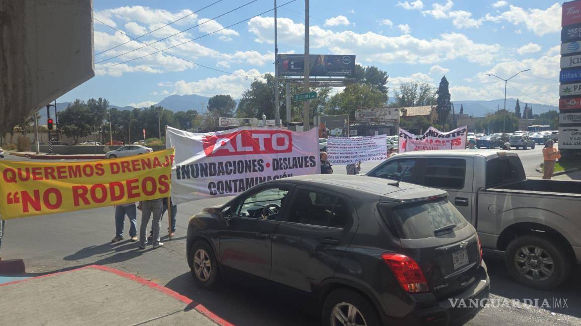 $!Familias acompañaron a los manifestantes, incluyendo niños, durante las acciones en el bulevar.