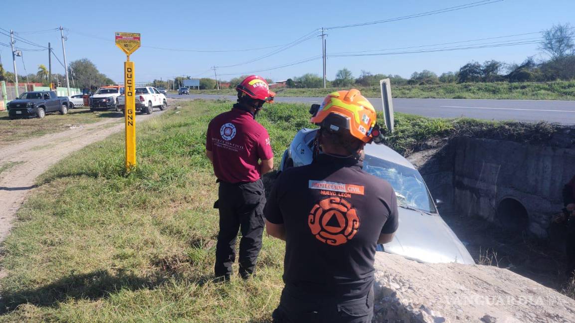 Conductor se sale del camino y termina en paso de agua, en Linares NL