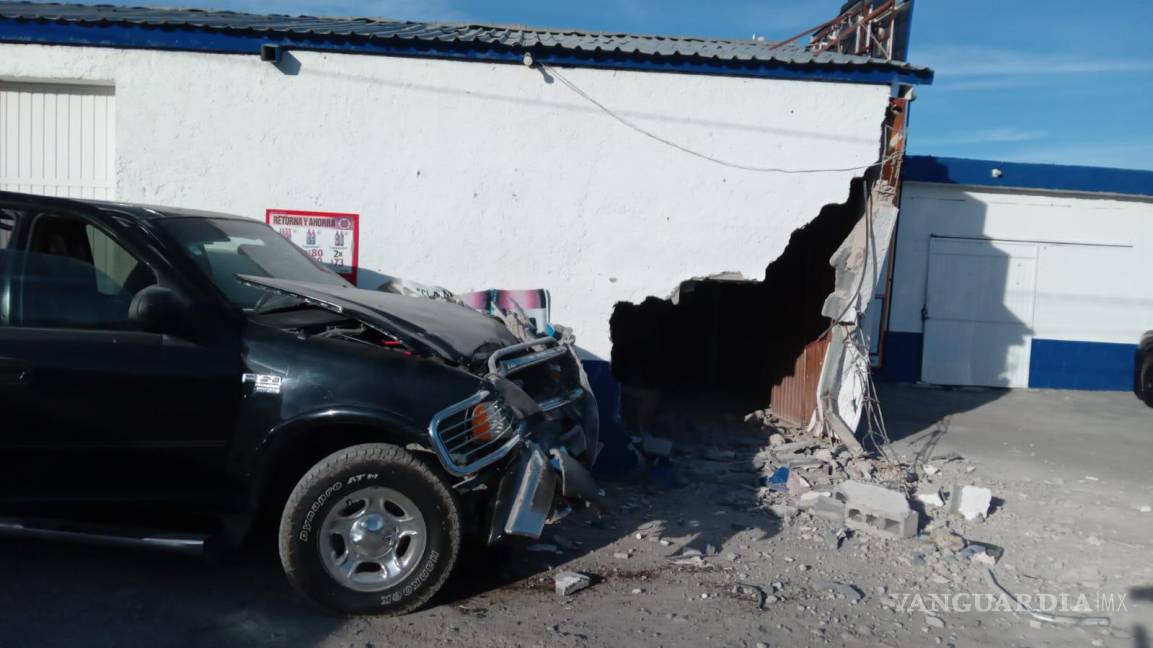 $!La pareja involucrada en el accidente solo presentó heridas leves.