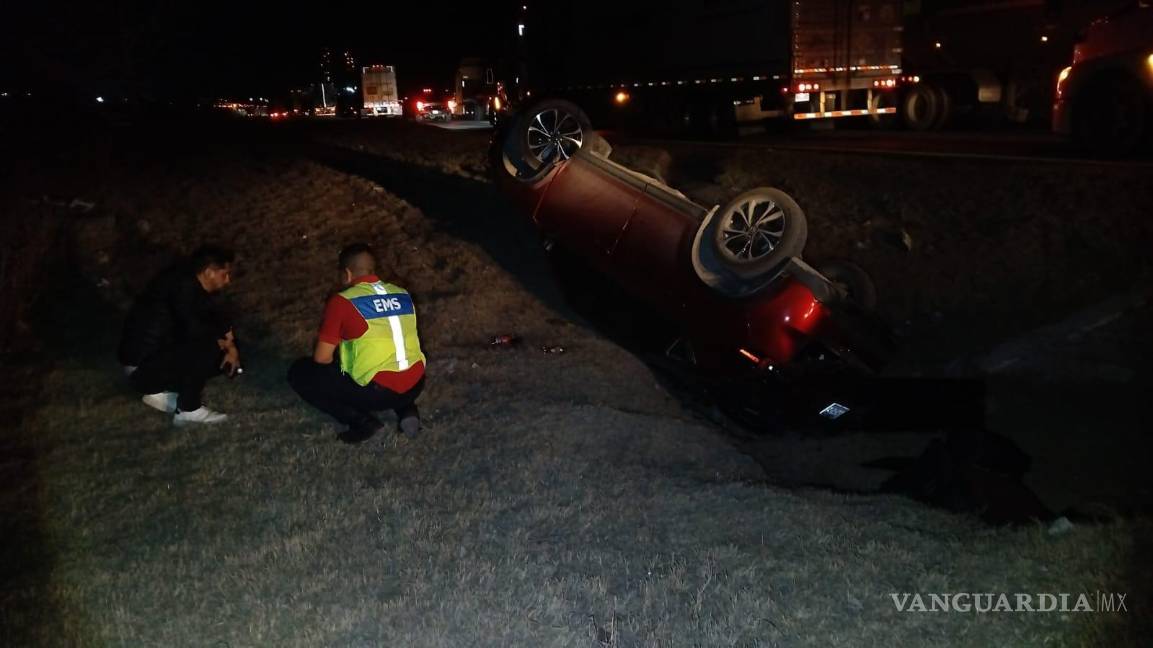 $!El conductor perdió el control al intentar incorporarse a la carretera y terminó fuera del camino.