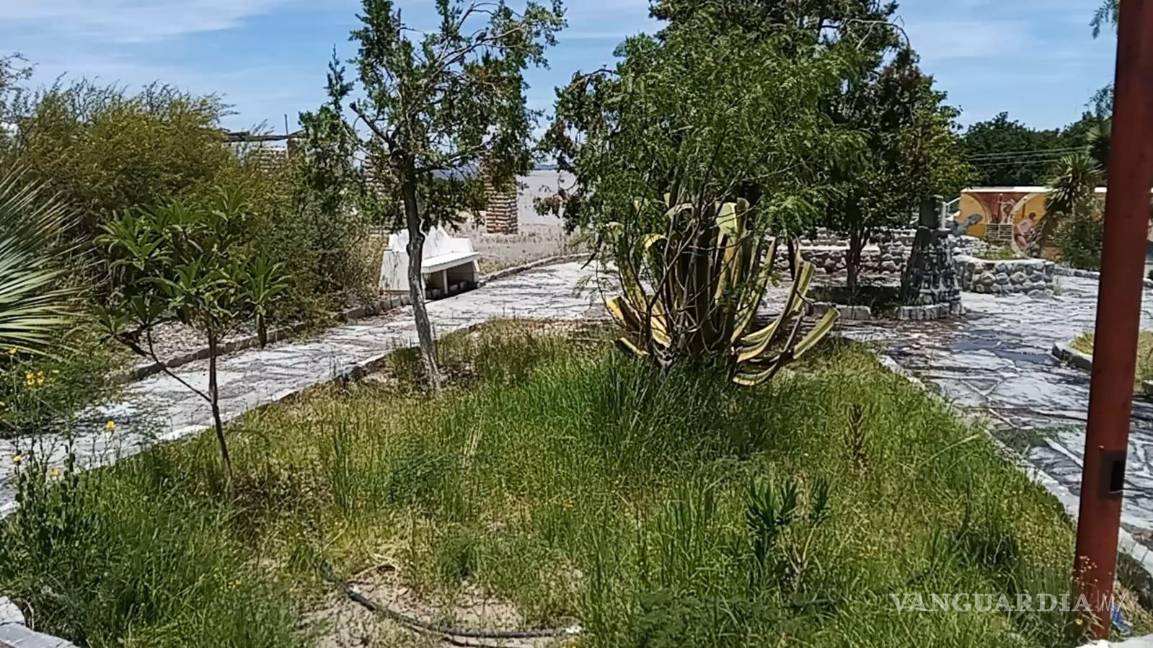 $!La plaza del Santo Madero permanece descuidada, con maleza que invade los espacios para visitantes.