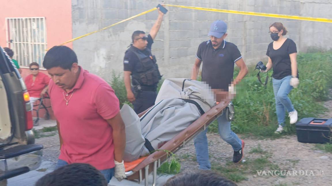 $!Agentes de la Policía Civil de Coahuila acordonando la zona para preservar la escena.