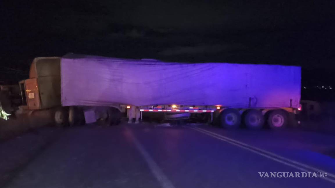 $!Las autoridades llegaron al lugar tras un cierre de circulación de cuatro horas por el choque entre dos tráileres.