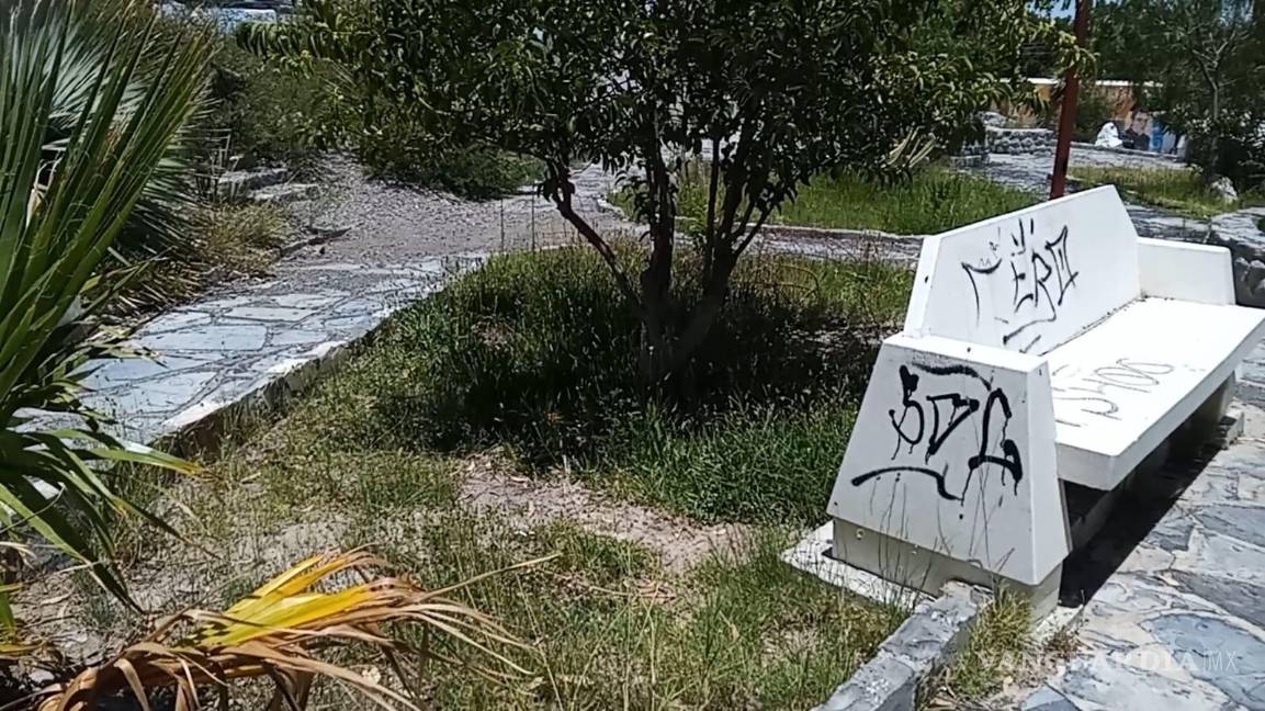 $!Bancas dañadas y sin mantenimiento dan una mala impresión a quienes llegan al sitio.