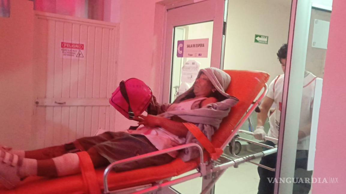 $!La lesionada fue llevada al Hospital General de Parras para su valoración médica.