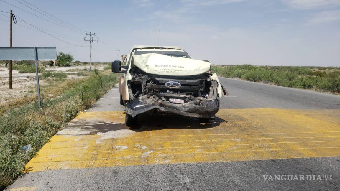 $!Elementos de la policía civil de Coahuila inspeccionan el lugar del accidente en la carretera Parras-Paila, donde dos vehículos quedaron involucrados en una colisión por alcance.