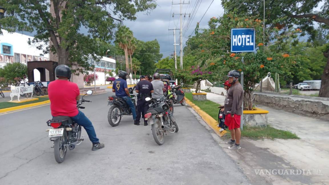 $!Elementos de la policía municipal realizan operativos para detectar motos irregulares.