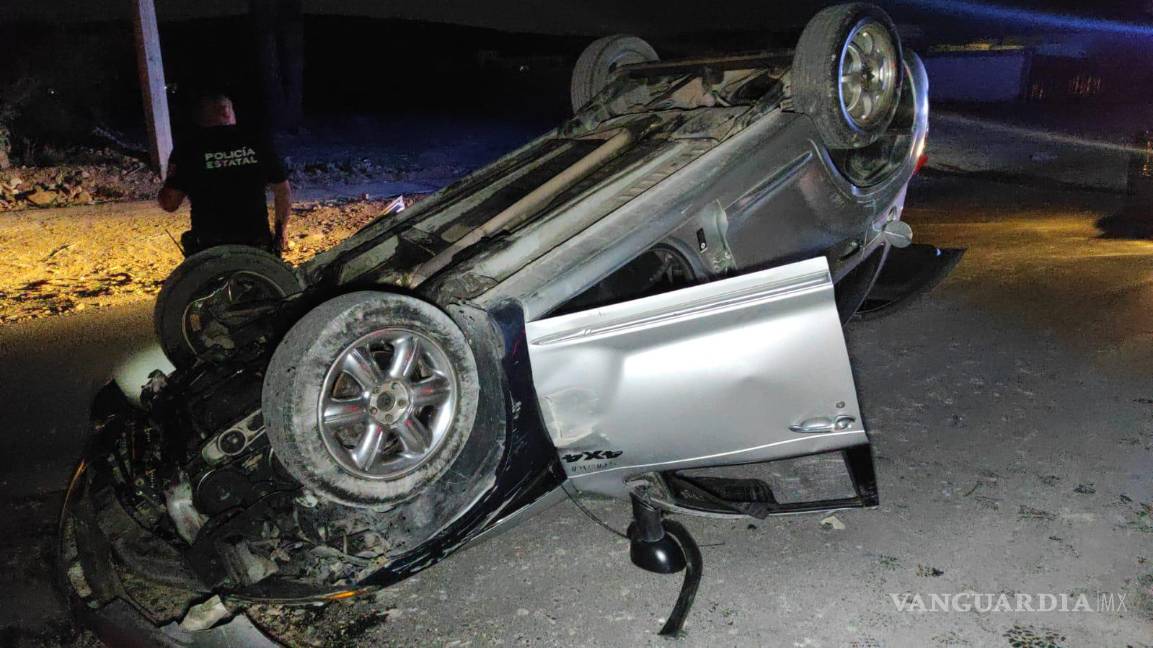 $!RamosArizpe: por exceso de velocidad y aparente estado de ebriedad, vuelca en Los Pinos