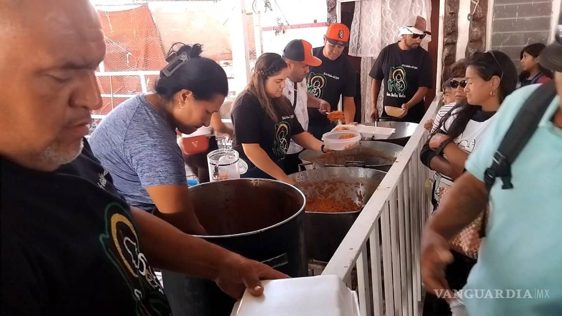 $!Cientos de personas disfrutaron de la tradicional reliquia y las “siete sopas” al mediodía.