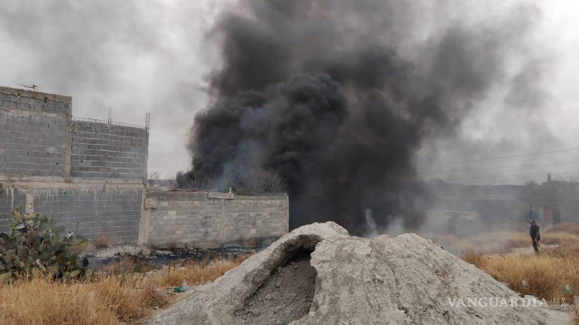 $!Vecinos intentaron contener el incendio con cubetas de agua antes de la llegada de los bomberos.