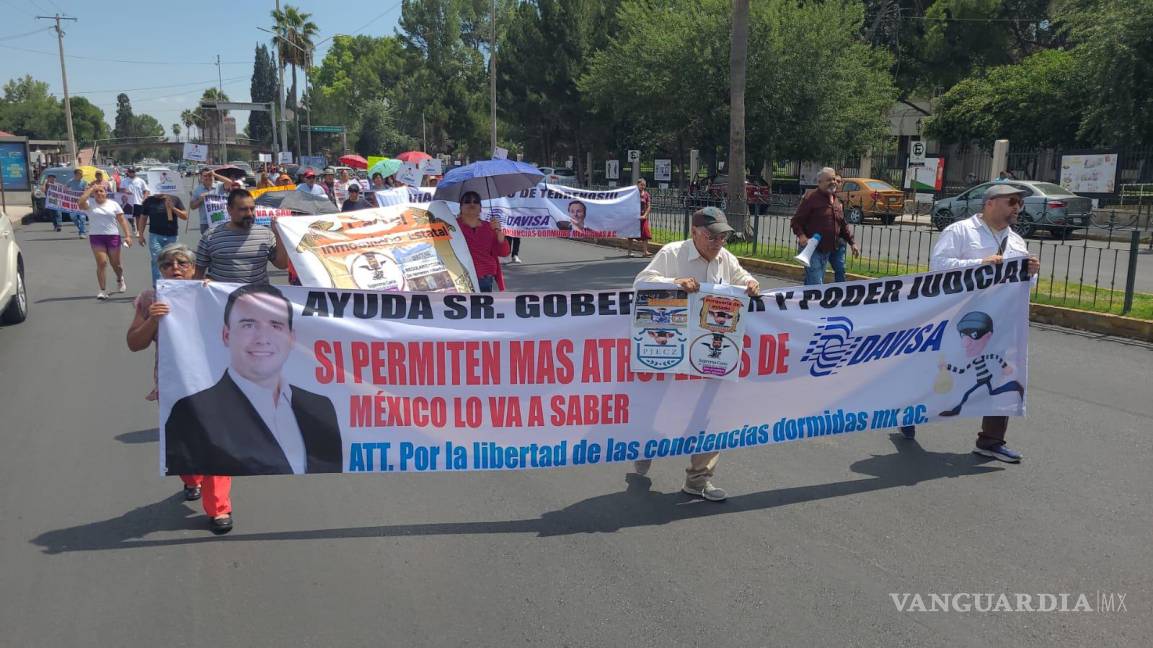 $!El grupo de manifestantes avanzaba hacia Palacio de Gobierno, demandando atención a su denuncia sobre el despojo de terrenos.