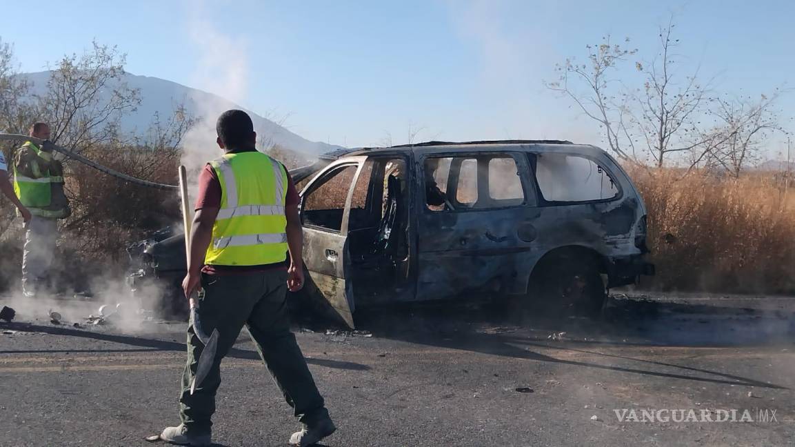 $!Bomberos llegaron al lugar tras el reporte, pero solo pudieron controlar los restos del incendio.