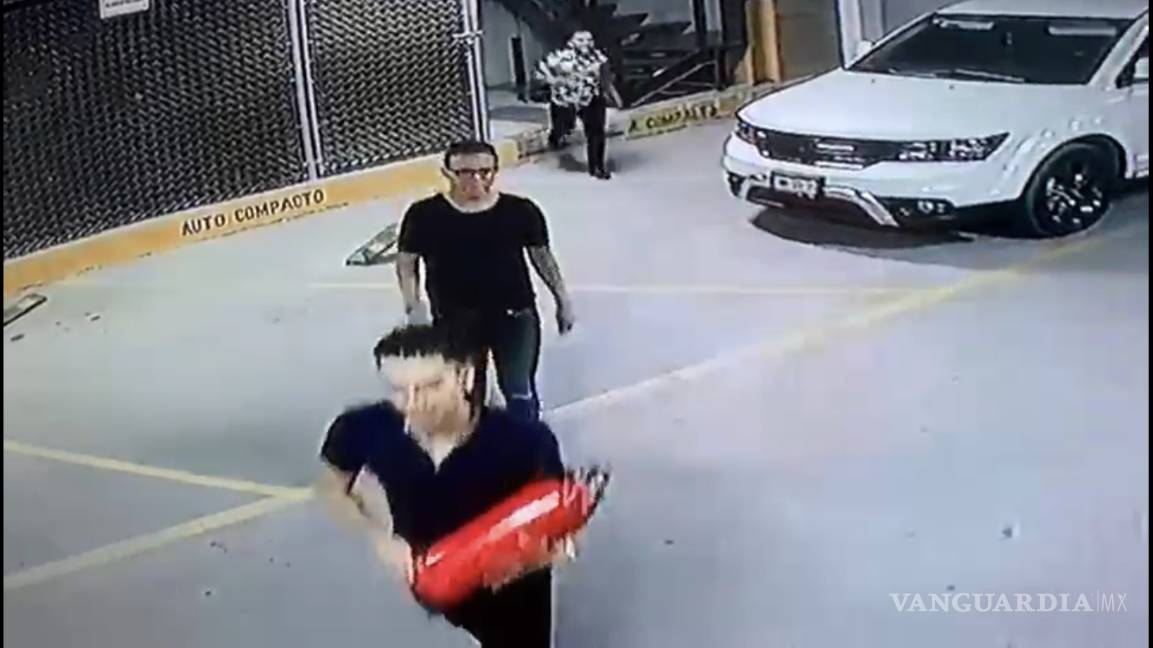 ‘Atrapa’ cámara a 3 ladrones de extintores