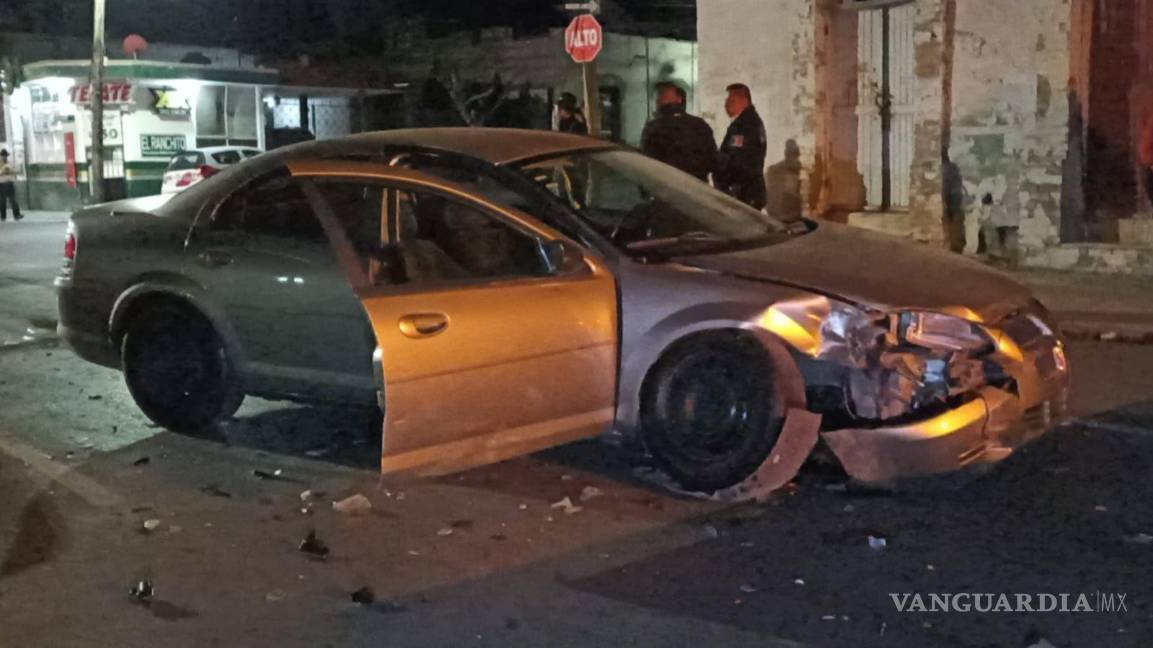 $!Los vehículos involucrados en el accidente fueron retirados con apoyo de una grúa tras el acuerdo entre las partes.