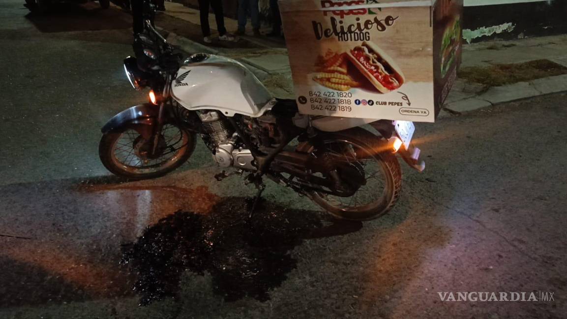 $!Paramédicos de la Cruz Roja atendieron al motociclista lesionado en el lugar del accidente.