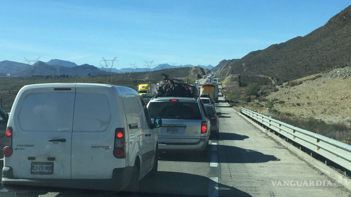 $!Miles varados en carretera Saltillo-Monterrey… y la autopista hace su agosto