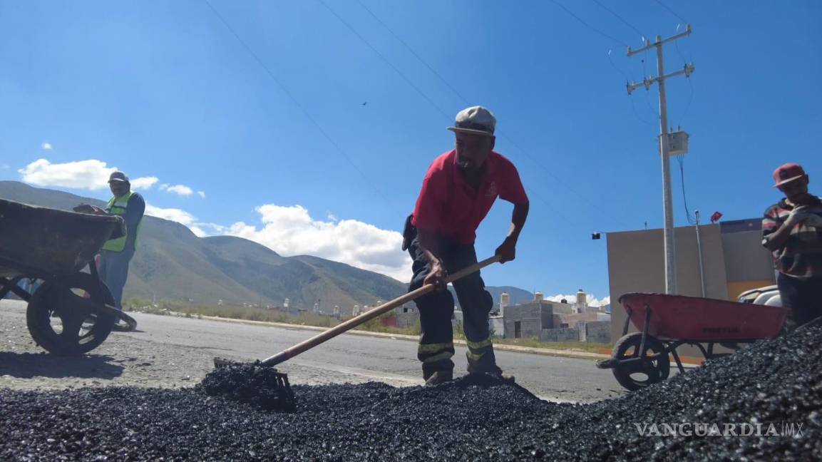 $!Las brigadas del programa “Aquí Andamos” ejecutan los trabajos de reparación de calles.