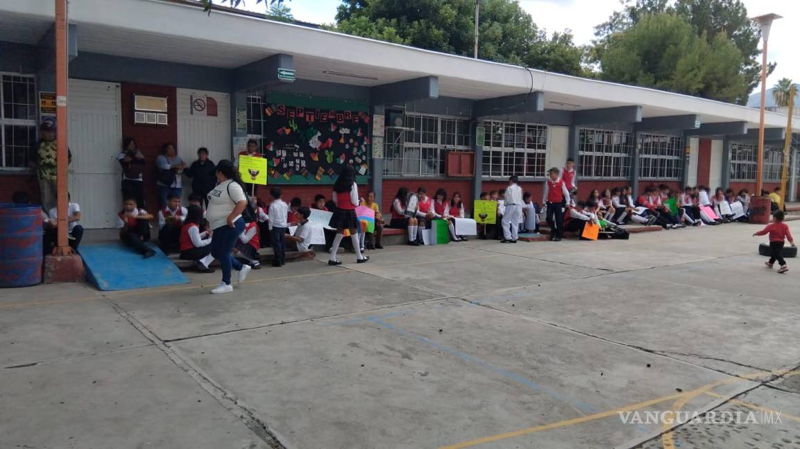 $!Estudiantes de la Secundaria Juan Antonio de la Fuente participaron activamente en la protesta para defender su escuela y exigir mejoras educativas.