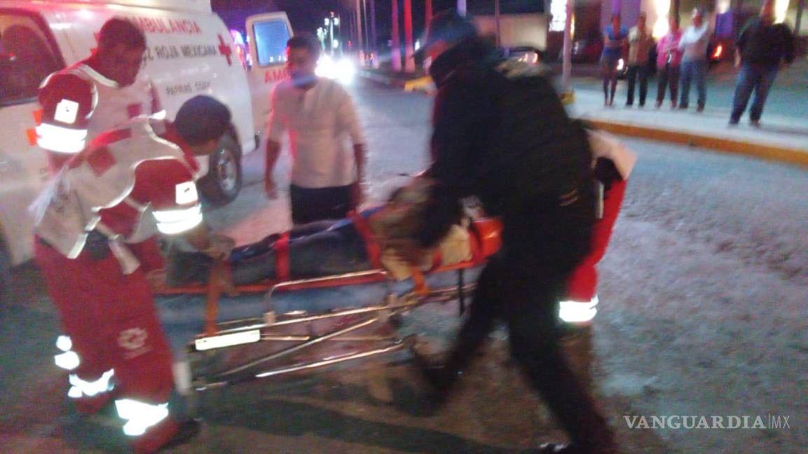 $!Personal médico trasladó a la lesionada al hospital general tras el percance.