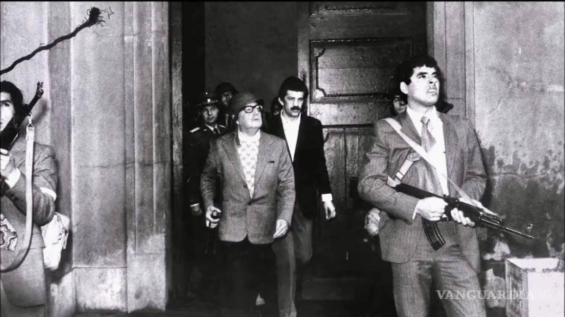 $!Esta fue la última foto que se le tomó a Salvador Allende en vida. Se suicidó durante el ataque de Pinochet al Palacio de La Moneda el 11 de Sept. de 1973.