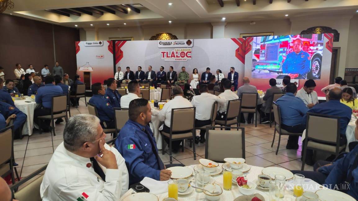 $!Durante la ceremonia también se otorgaron reconocimientos a bomberos por 10, 15, 20 y 25 años de servicio, homenajeando su permanencia y compromiso con la ciudad.